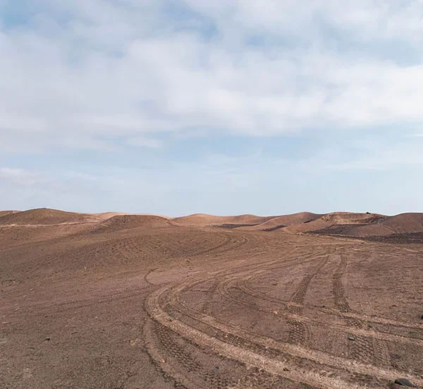 Turistas tomando fotos en el desierto